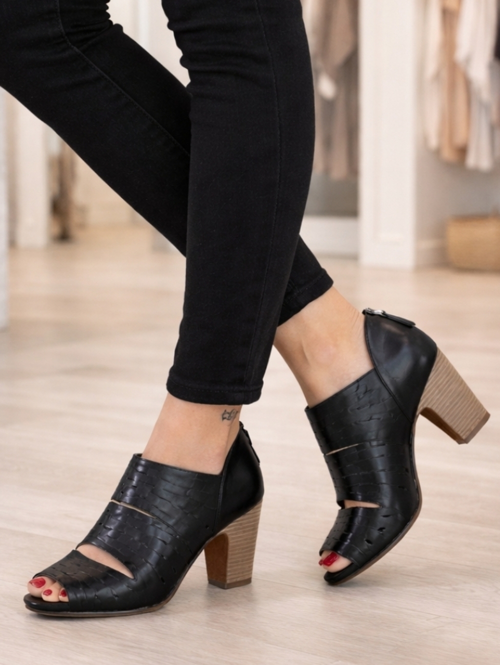 Clarks Artisan Okena Sass Modern Boho Minimalist Block Heel Comfort Shootie 7M